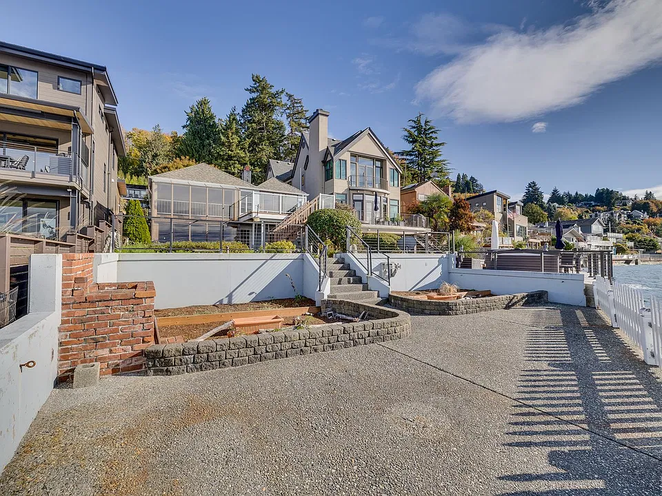 5637 Beach Dr SW