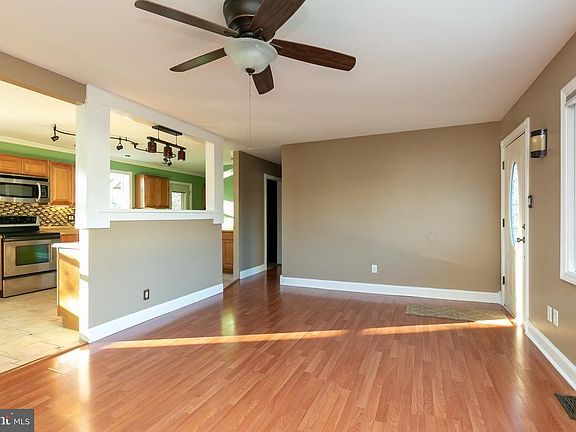 4th image of 7 Donna Marie Ct