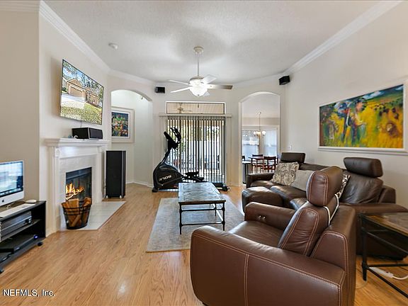 3rd image of 412 Morning Glory Ln N