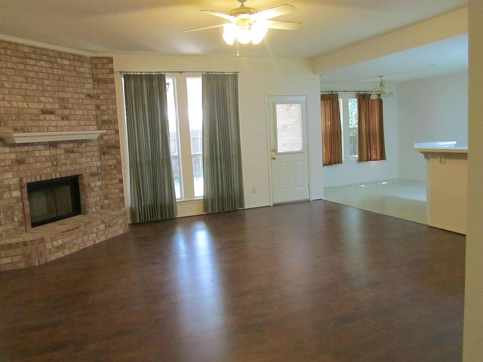 2nd image of 309 Comanche Walk