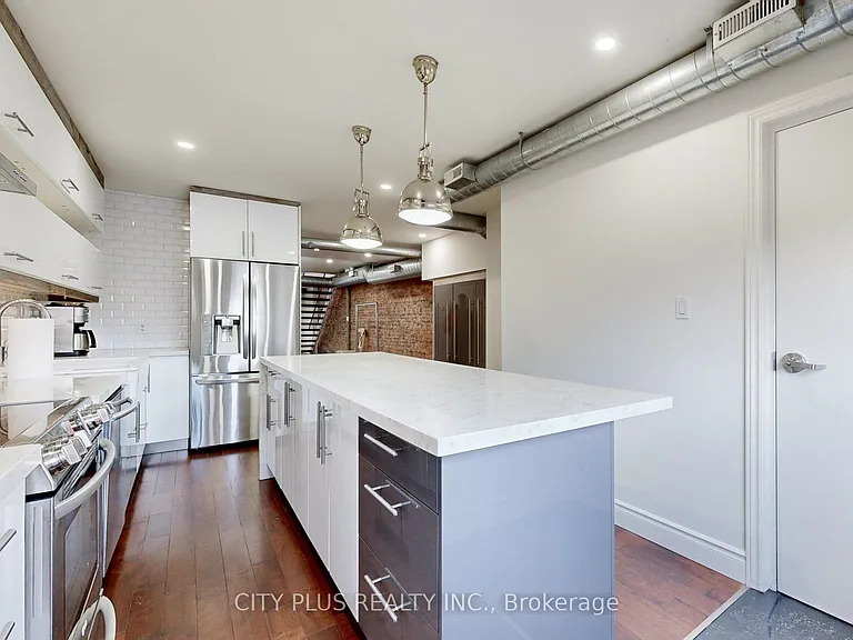 704 Bloor St W — Photo 20
