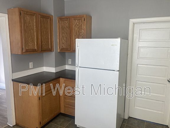 5th image of 1530 Quarry Ave NW #2