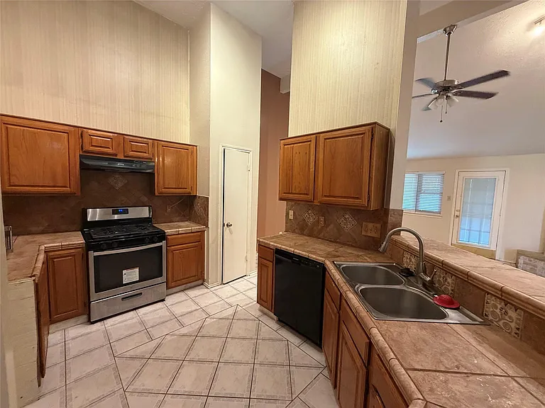 1423 Elkwood Dr — Photo 7
