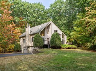 41 Seasons Ln, Londonderry, NH 03053