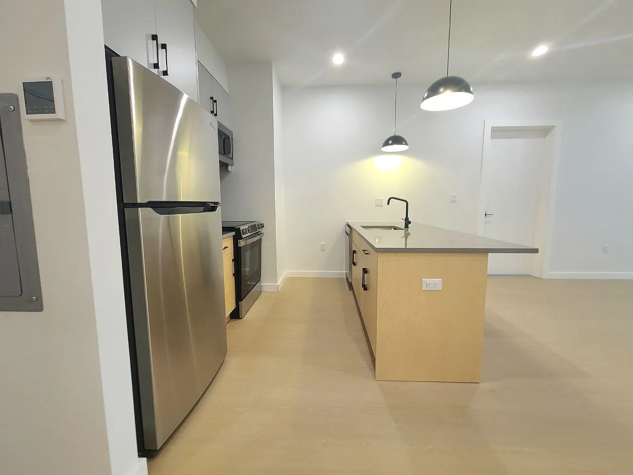 3 bed, 1200 sqft, $3,395 — Photo 3