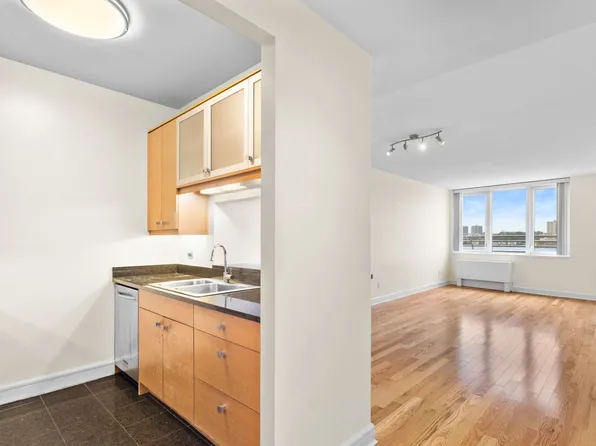 120 Riverside Boulevard image 2 of 17