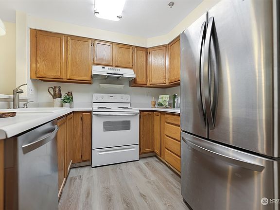 Tons of cabinet + counter space!>
