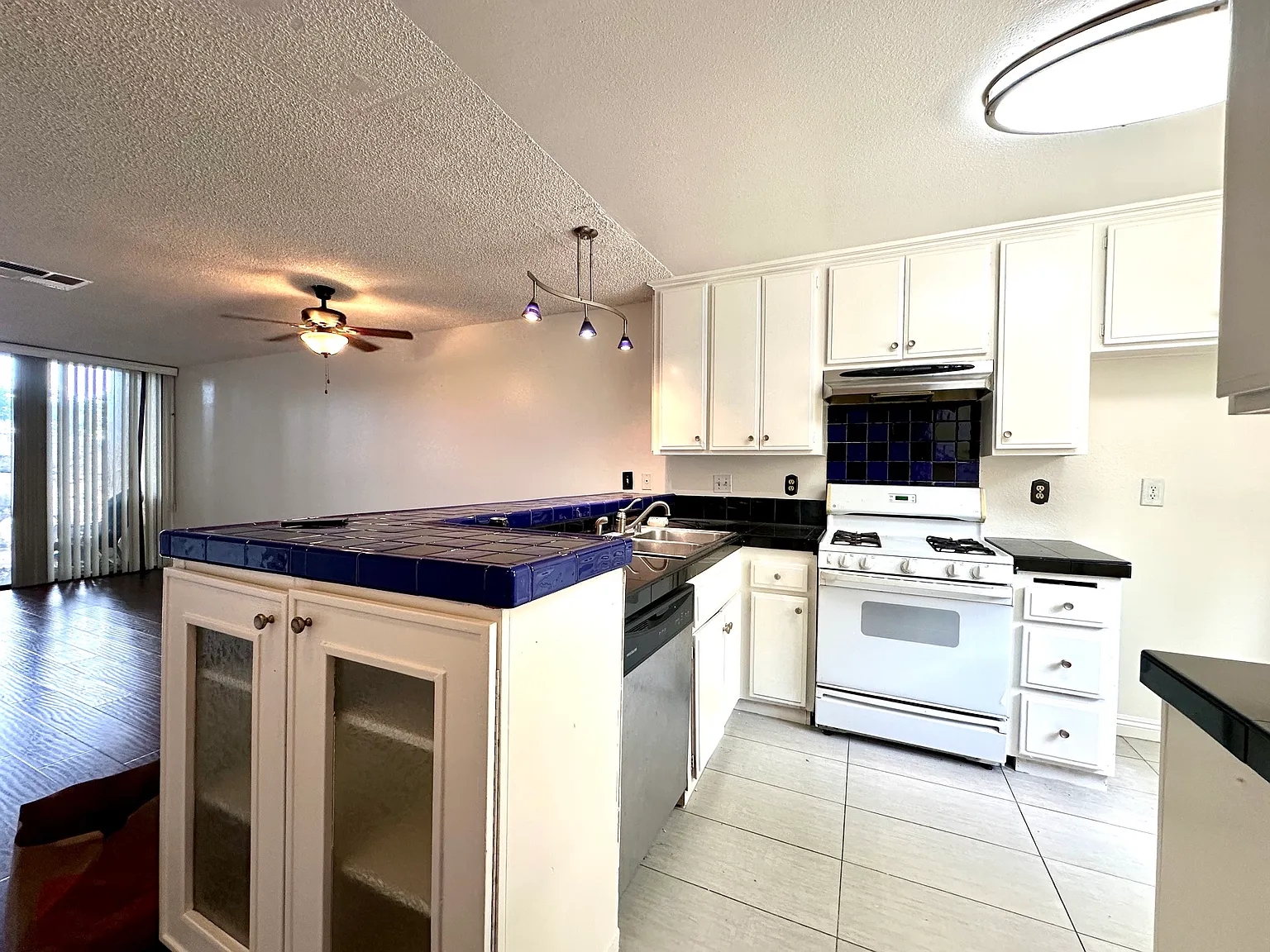 2 bed, 1056 sqft, $2,950 — Photo 4