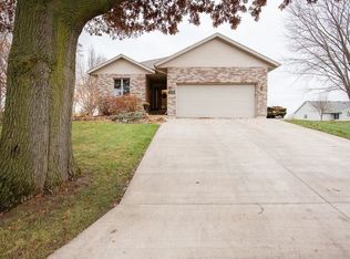 104 6th St, Fulton, IL 61252