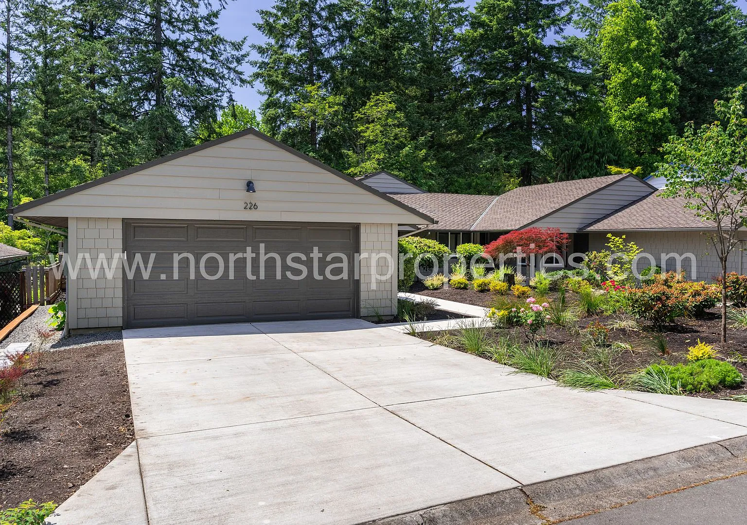Beautiful Fully Remodeled Lake Oswego Duplex — Photo 2