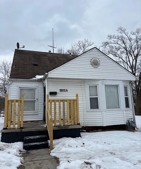 18134 Vaughan St — Photo 1