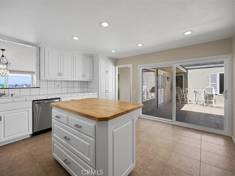 22821 Mariano Dr — Photo 32