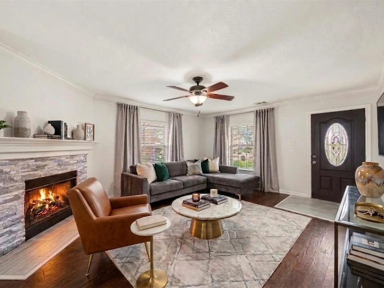 3 bed, 2.0 bath, 1356 sqft, $2,100 — Photo 2