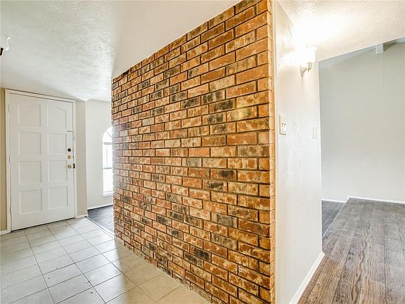 4th image of 960 Longhorn Dr