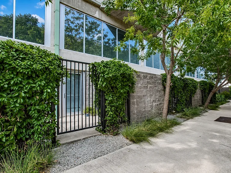 1001 Belleview St #103 — Photo 23