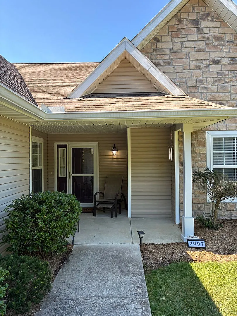 Reduced! Arbor Ridge: 3 Bedroom, 2 Bath - Available Now! — Photo 2