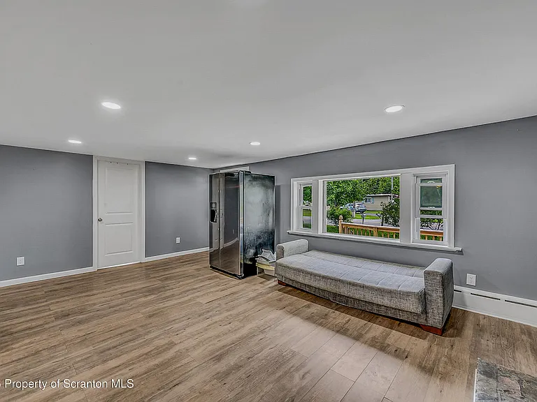 664 Laurel Dr #FRONT — Photo 10