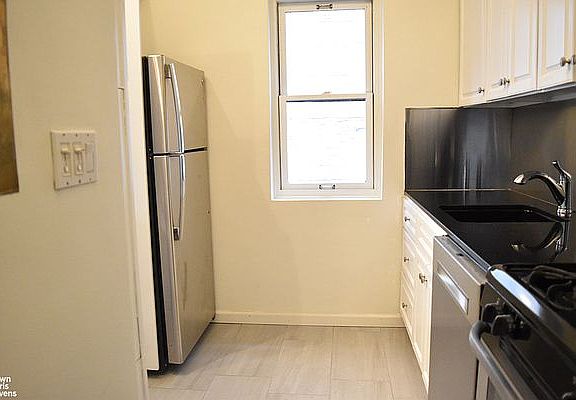 3rd image of 110 W 15th St APT 2