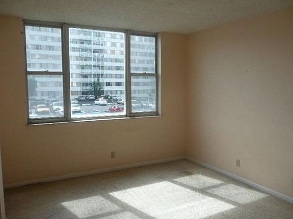 4th image of 4350 Hillcrest Dr APT 218