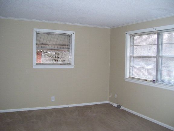 3rd image of 237 Meadowbrook Dr