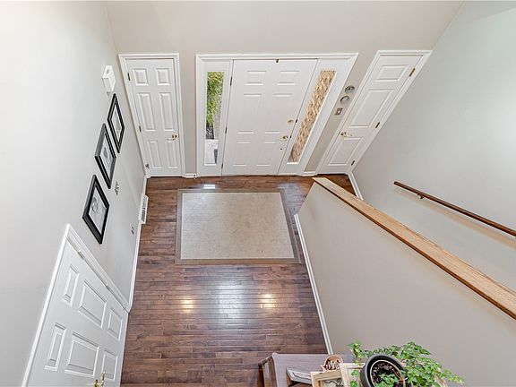 4th image of 35 Pond Ct N
