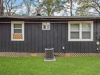 1557 Devoe St — Photo 3
