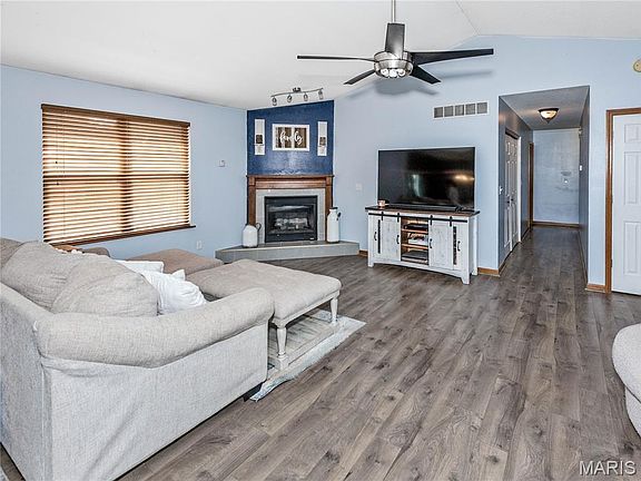 4th image of 415 High Point Dr