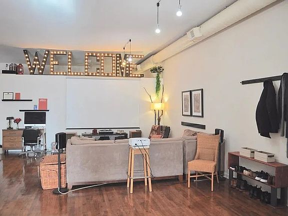 4th image of 1357 N Milwaukee Ave
