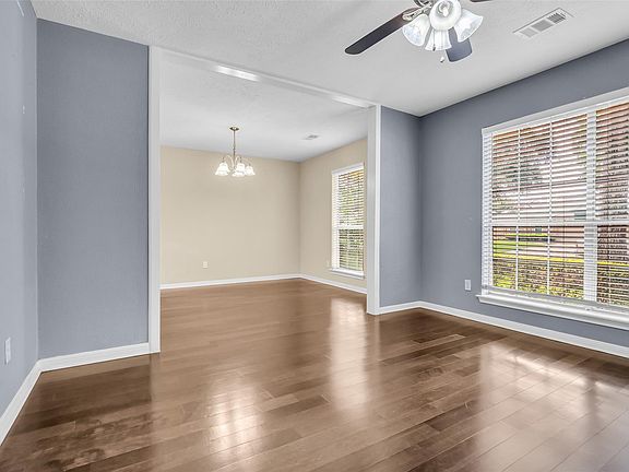 4th image of 3004 Cloverdale Dr