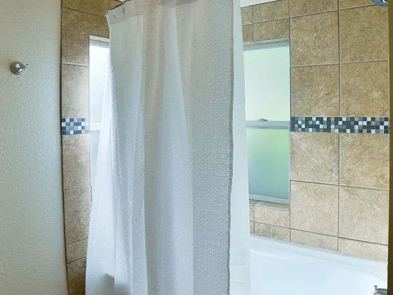 Master En-Suite Full Bathroom