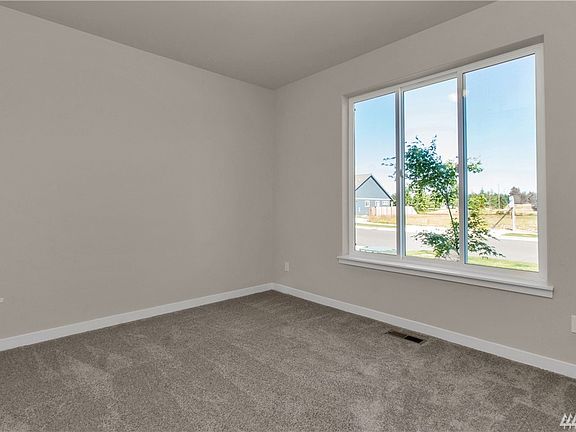 4th image of 635 Natalee Jo St SE