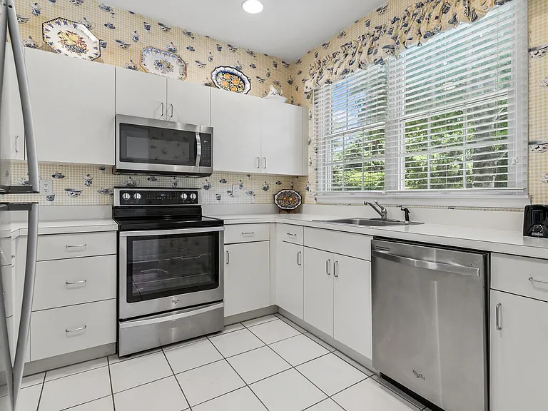 20 Hubbard Ln #102 — Photo 7