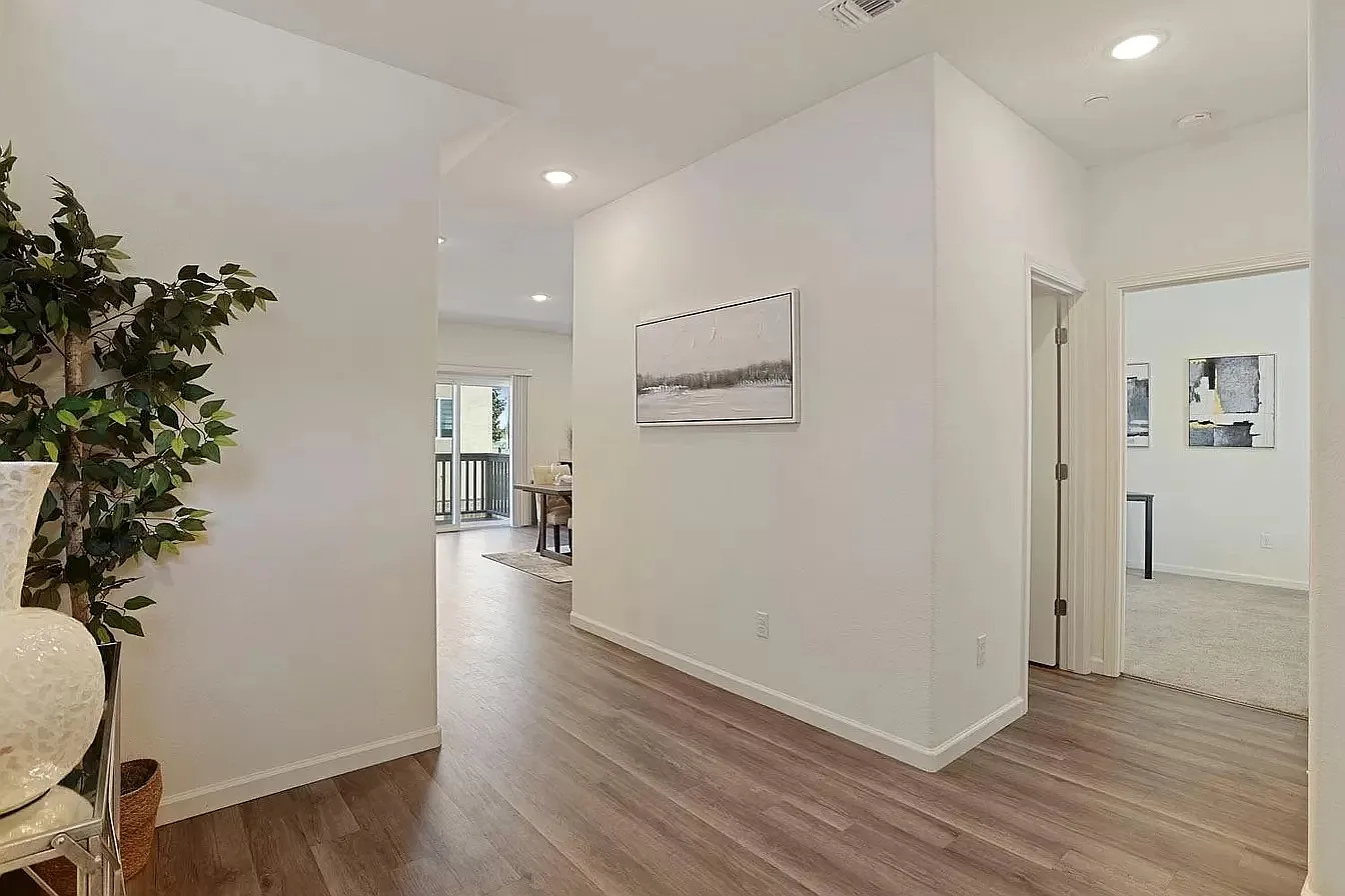 4 bed, 2215 sqft, $2,995 — Photo 4