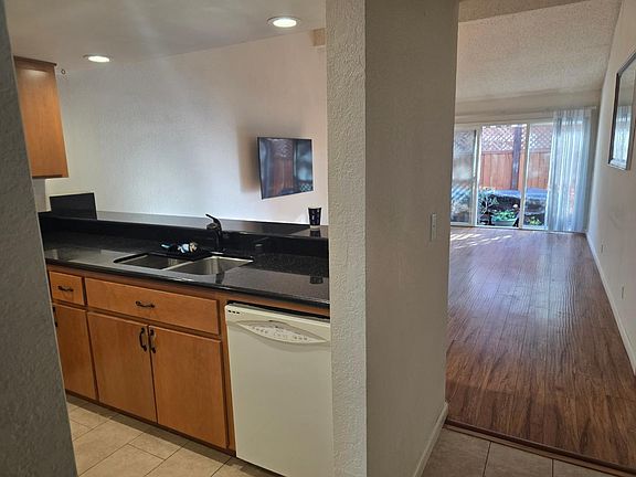 3rd image of 648 W Sunnyoaks Ave