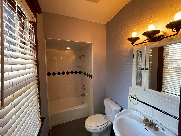 505 SW 3rd St — Photo 3
