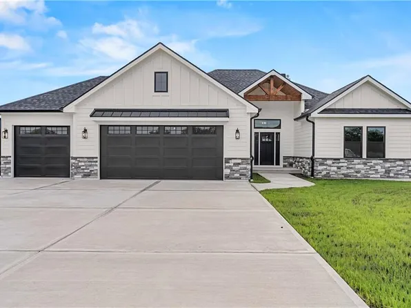 12203 S Eagle Crest Dr, Lees Summit, MO 64086