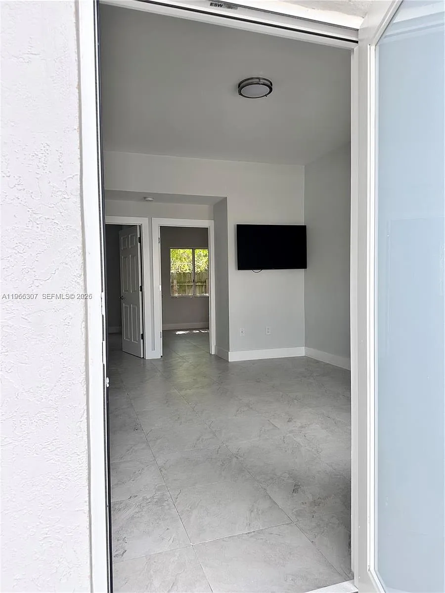 Building Photo - 842 SW 14th Ave #2