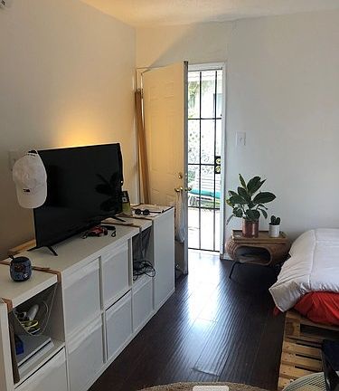 3rd image of 505 Broadway St