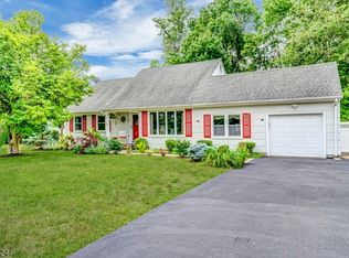 12 Woodcrest Ln, Green Brook, NJ 08812