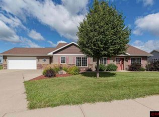 2203 Rolling Green Ln, North Mankato, MN 56003