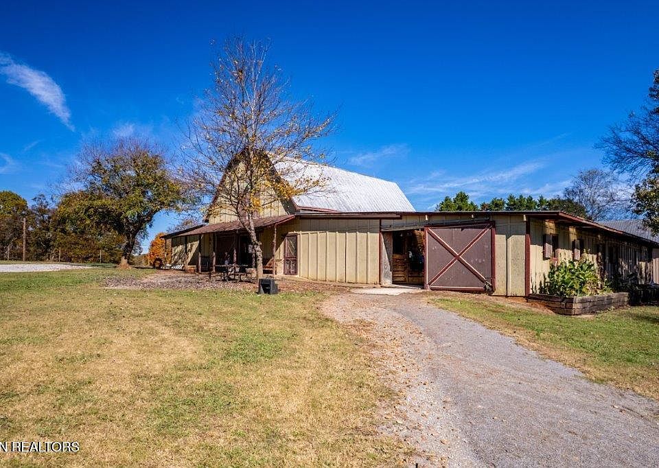 10th image of 4728 N Wildwood Rd