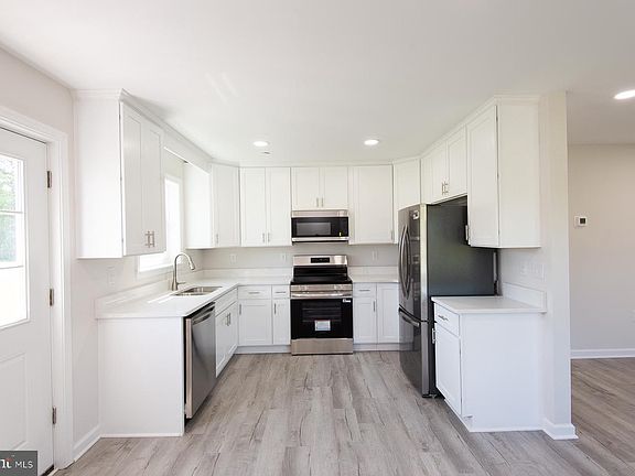 3rd image of 109 Railroad Ave