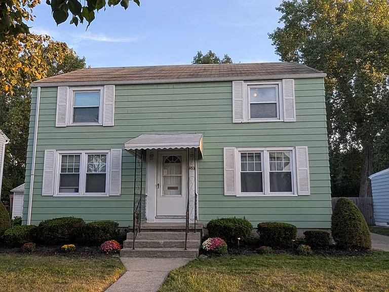 486 Linden Ave — Photo 2