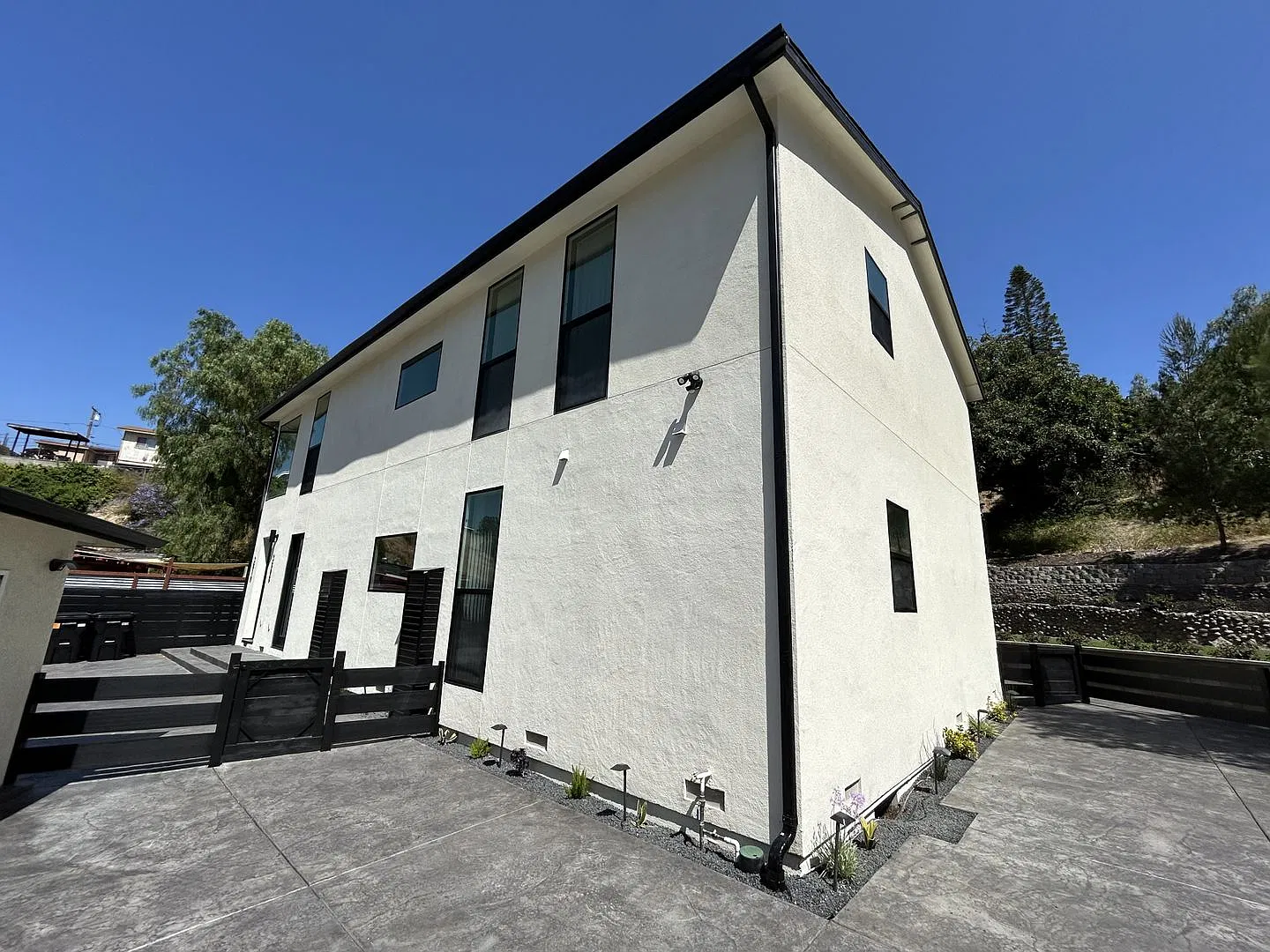 4 bed 2 bath Private Yard Space — Photo 2