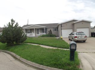 2825 SE Greenfield Ct, Topeka, KS 66605
