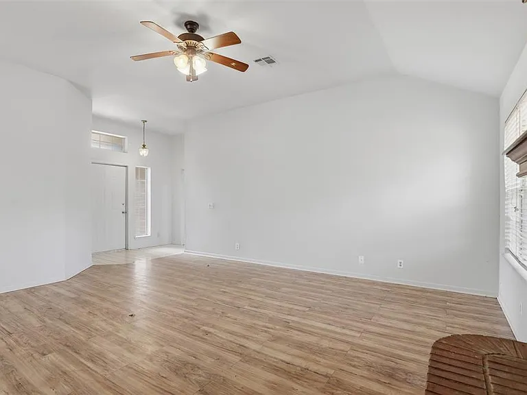 908 Willis Way — Photo 7