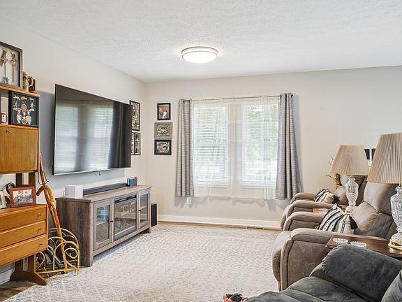 5th image of 13 Taylor Ct