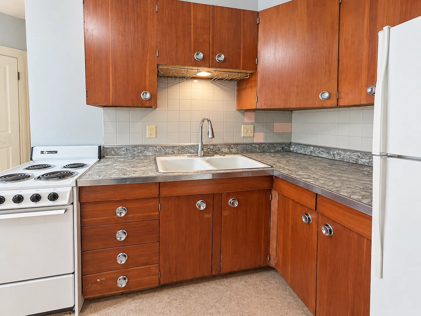 Charming 1 Bed, 1 Bath Apartment Downtown Madison — Photo 2