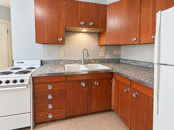 2nd image of 110-112 E Johnson St #1
