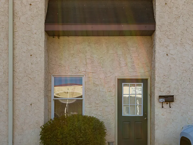 146 E 9th St — Photo 2